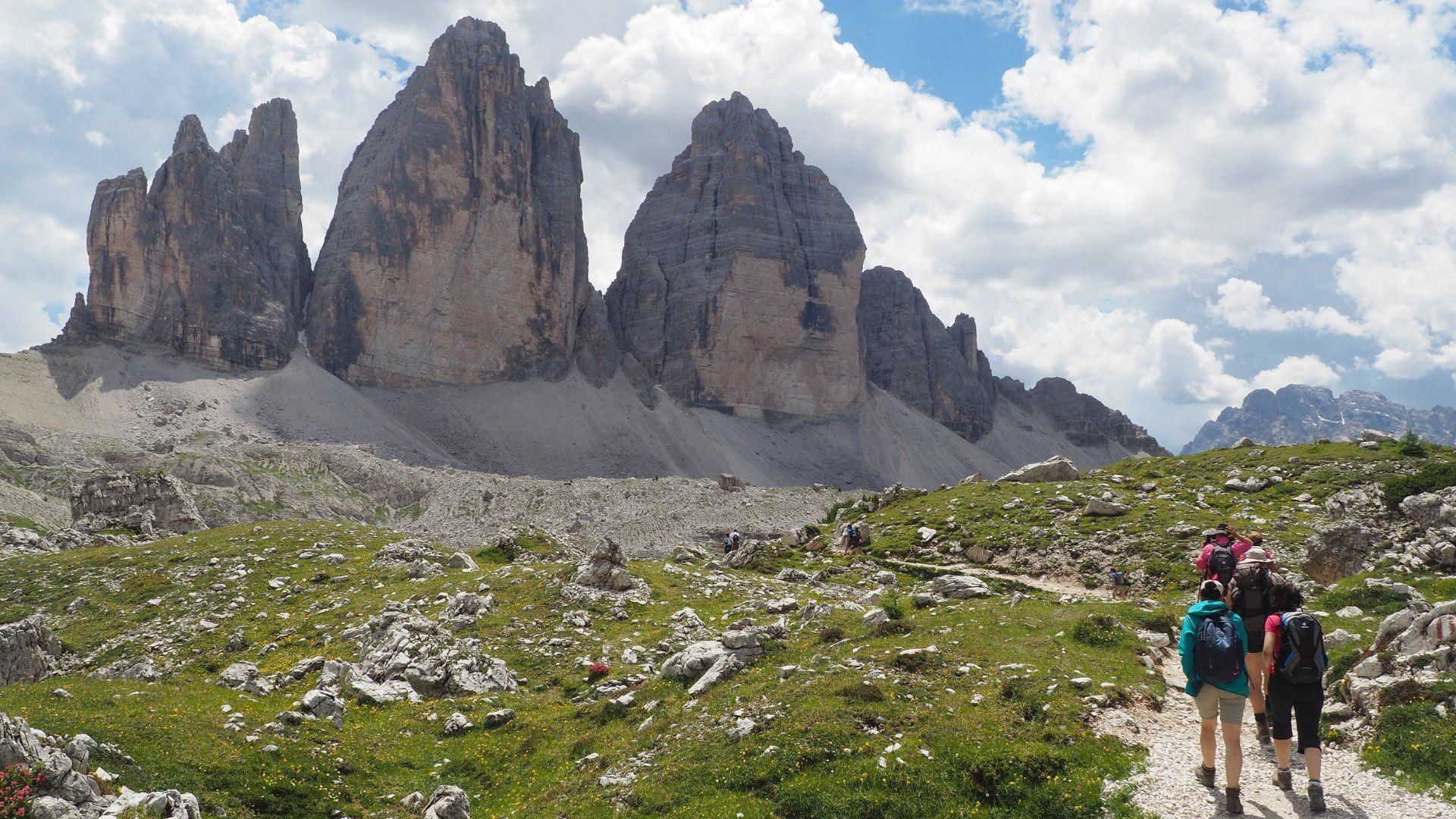 Randonneurs face aux Trois Cimes de Lavaredo - Dolomites - Italie